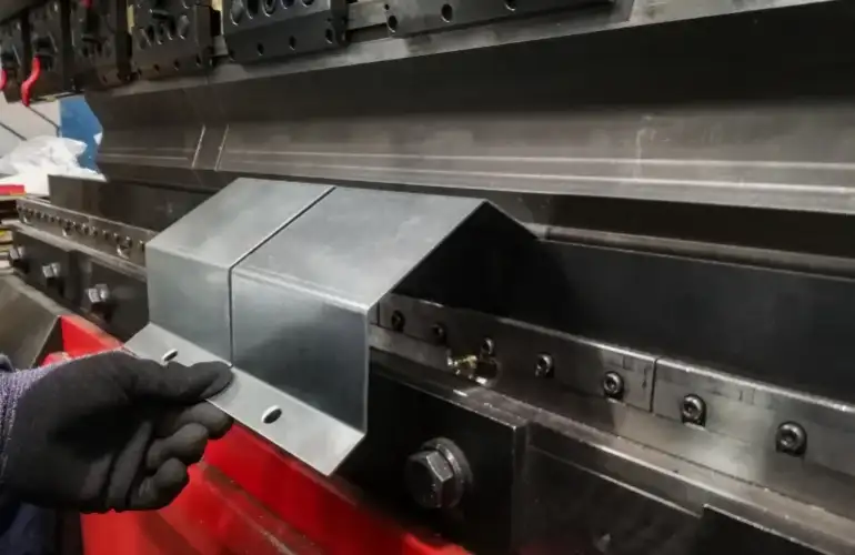 Piegatrice per lamiera Alba: precisione e qualità nelle lavorazioni