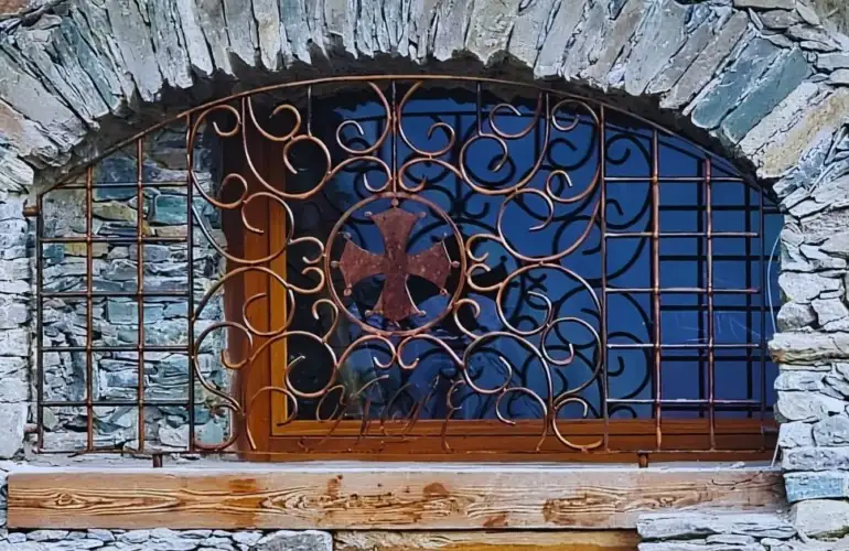 Inferriate in ferro battuto: proteggere le finestre senza cancellare lo stile della casa