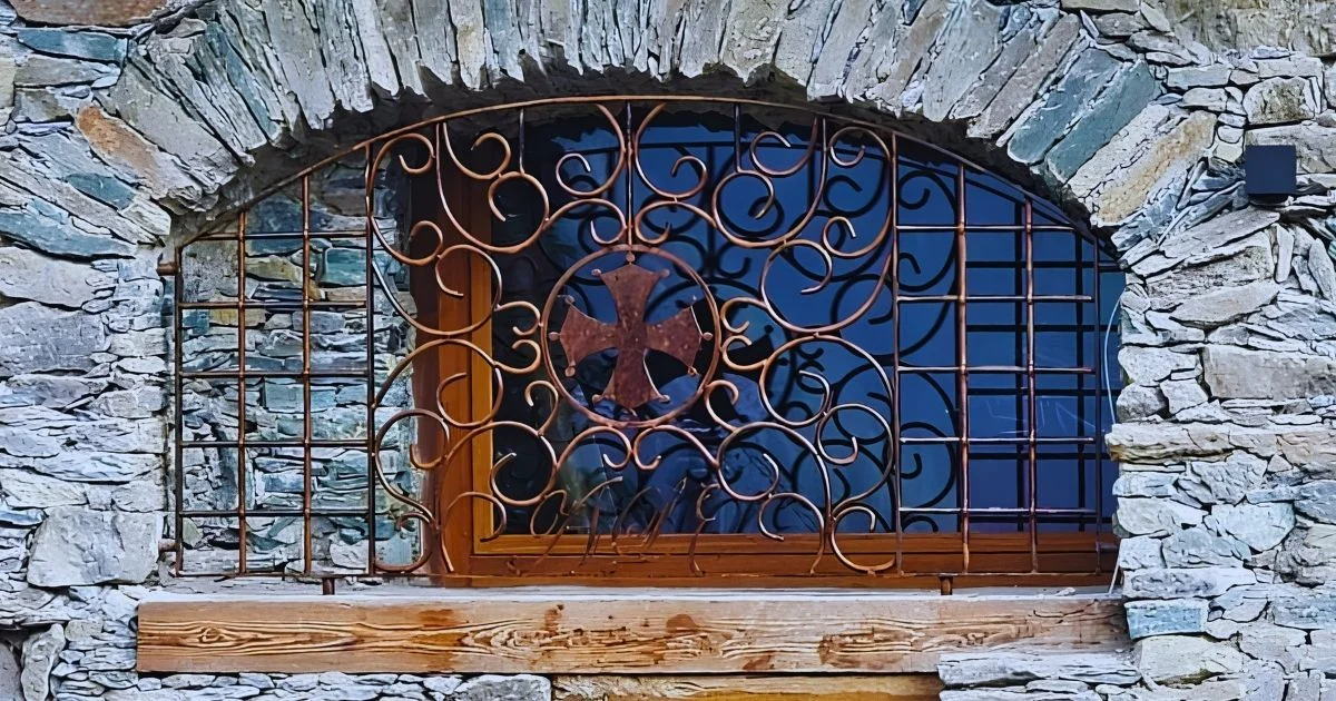 Inferriate in ferro battuto: proteggere le finestre senza cancellare lo stile della casa